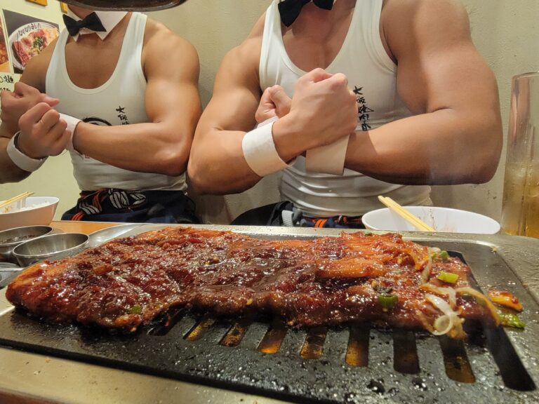 焼肉　マッチョ　筋肉